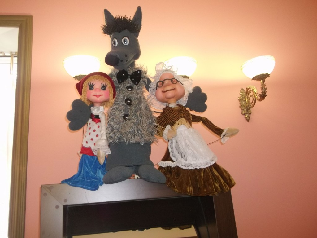 В холле театра кукол