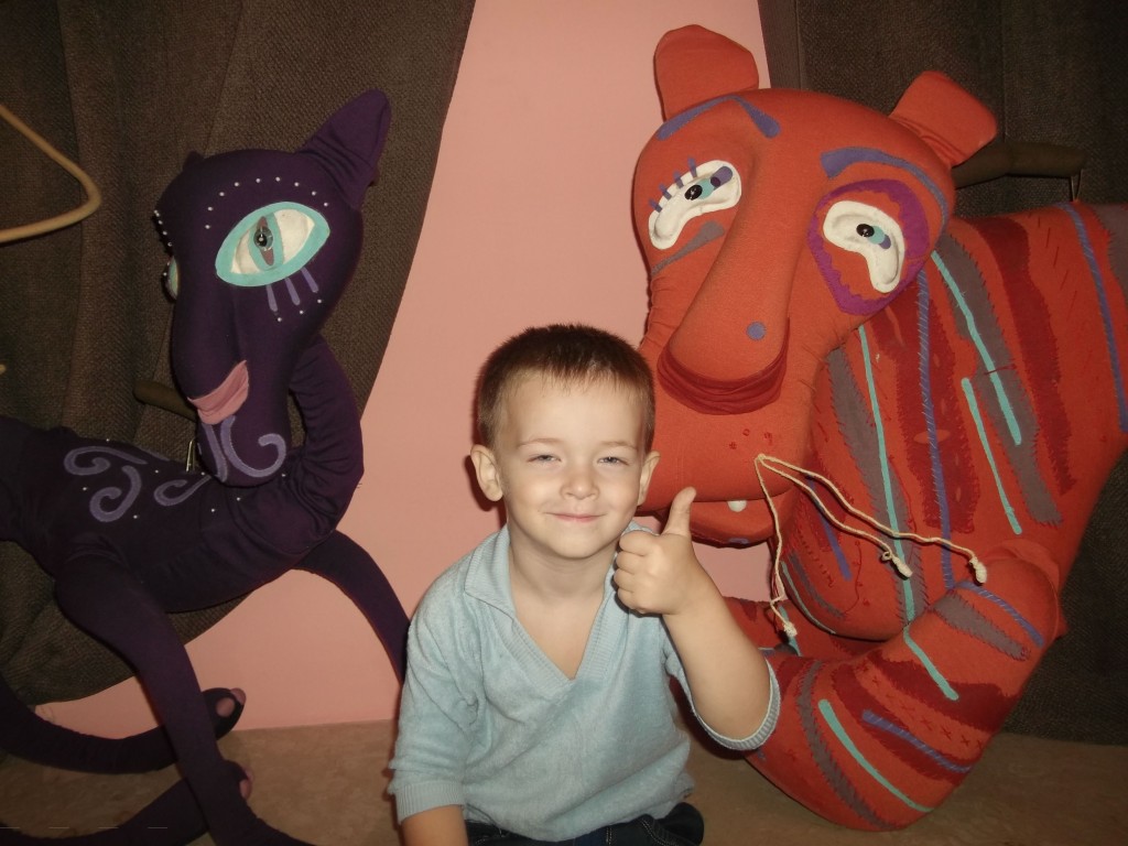 В холле театра кукол